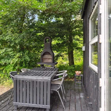 4 Bedroom Stunning In Grenaa Feriehus Brondstrup