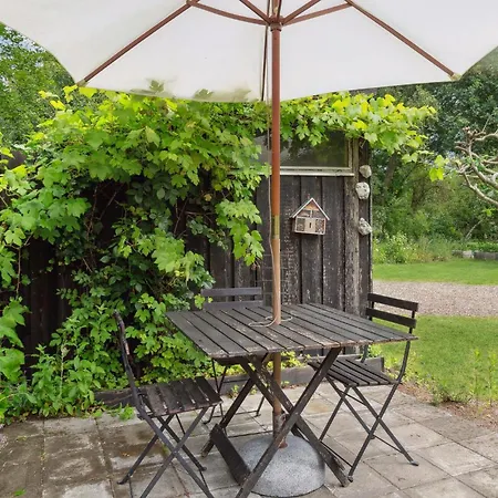 4 Bedroom Stunning In Grenaa Feriehus Brondstrup