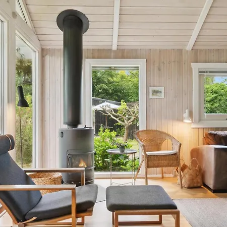 4 Bedroom Stunning In Grenaa Feriehus